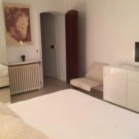 Large Triplex With Terrace Near Arc De Triomphe Parigi